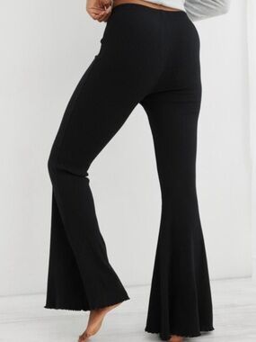 Aeire black rib knit lettuce hem flare pull on leggings womens M